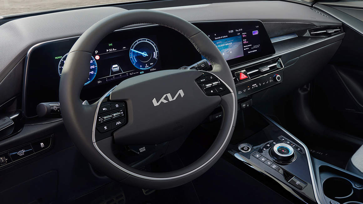 1707841117_kia-niro-my23-interior-closeup-dual-displays.jpg