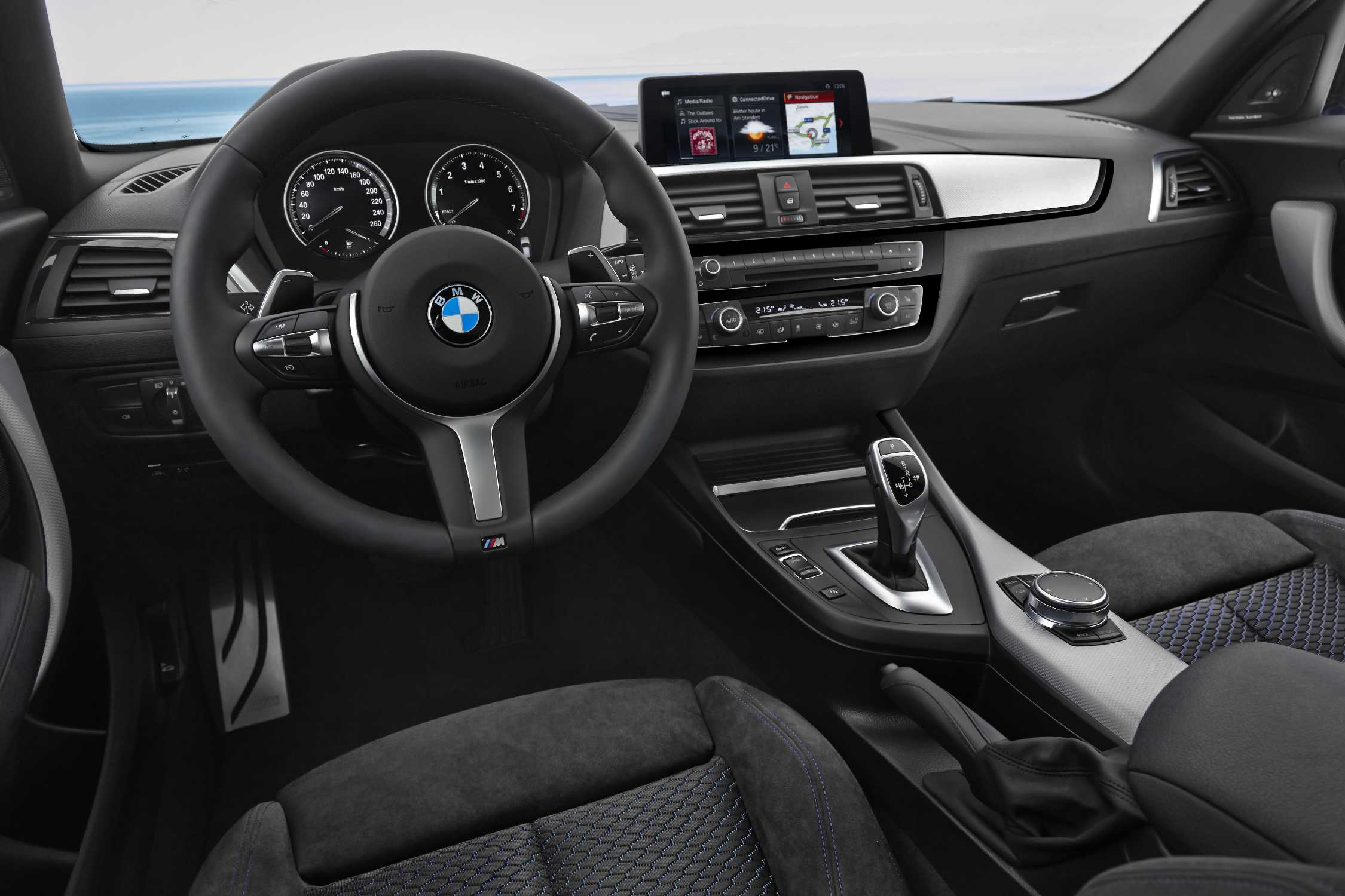 1710451565_P90257964-the-new-bmw-1-series-interior-05-2017-2250px.jpg