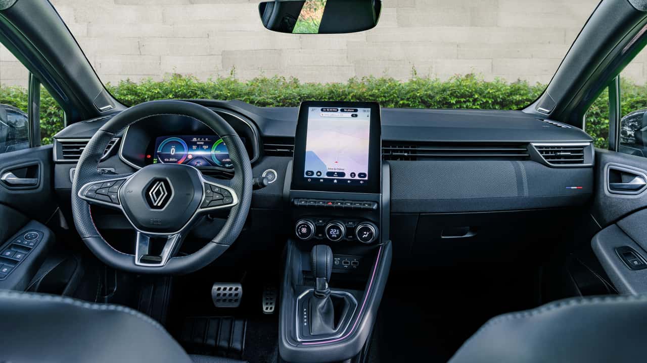 1718963584_foto---renault-clio-e-tech-hybrid-2023-prova-su-strada.jpg